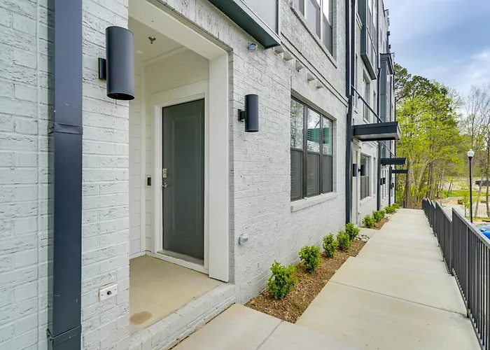 Modern Downtown Apt W/ Balcony In Wake Forest!