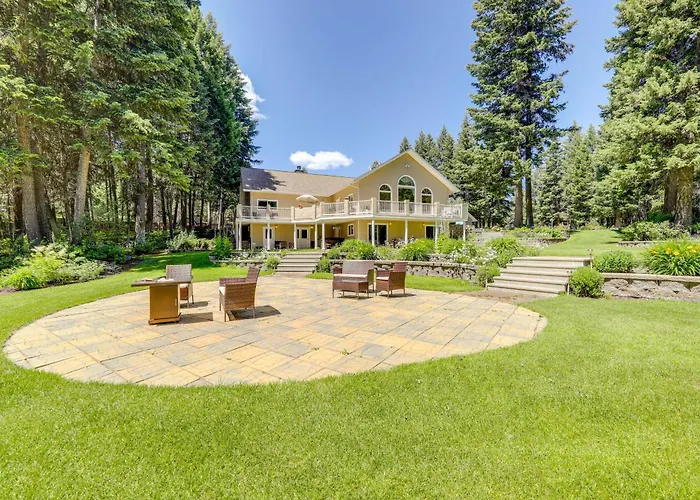 Crystal Lake Retreat: Event Villa W/ Lake Access!