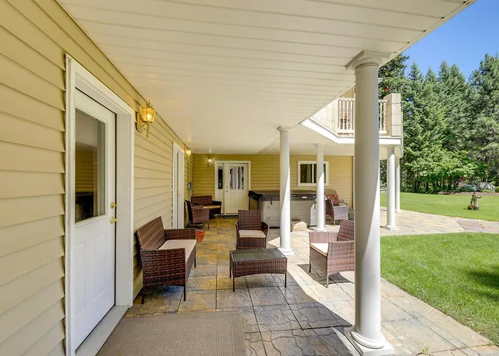 Crystal Lake Retreat Studio: Walk To Happy'S Inn!