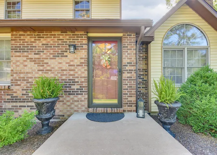 3 Mi To Dtwn Jefferson City: Family Home W/ Deck