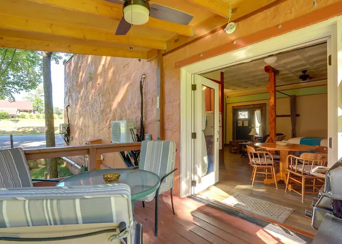 Walk To White River: Cozy Studio, Driftys Hideaway
