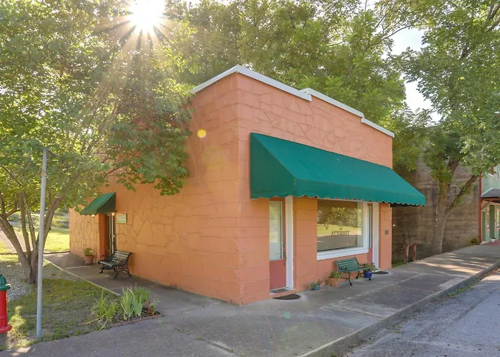 Walk To White River: Cozy Studio, Driftys Hideaway