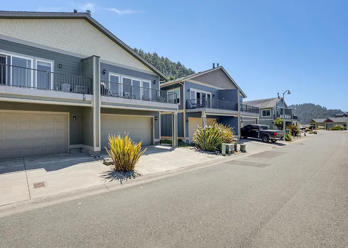 Steps To Shore: Home W/ Hot Tub In Gold Beach