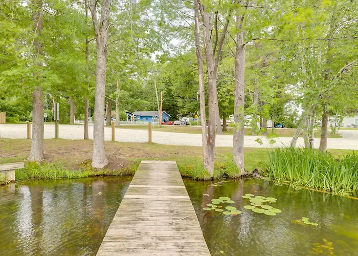 Ludington Cottage W/ Lake Views & Boat Parking