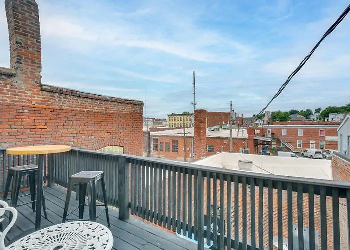 Jacuzzi Tub & Full Kitchen: Dowtown Hannibal Loft