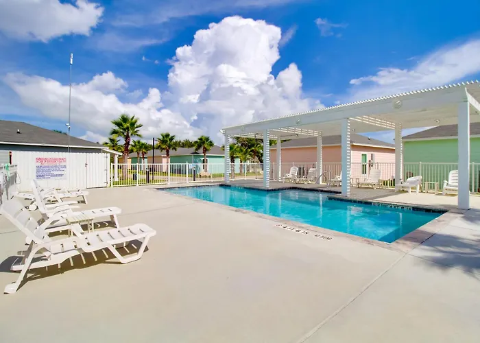 Fish & Swim On-Site: Resort Retreat In Rockport!