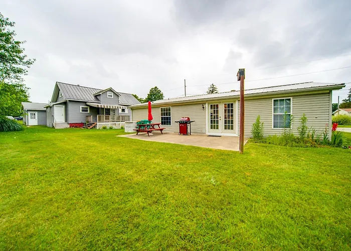 1 Mi To Lake Access: Erie Home W/ Private Backyard