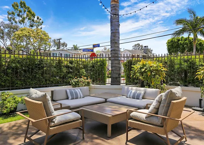 Poinsettia Palms - Chic & Luxe Patio Near Beach