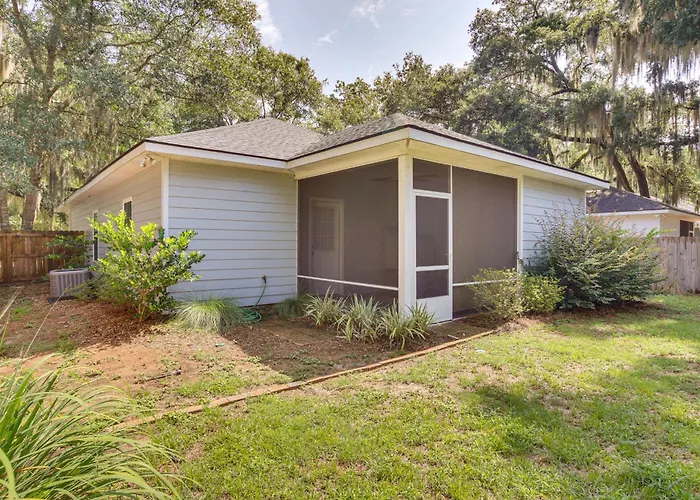 1 Mi To Riverfront: Darien Family Home