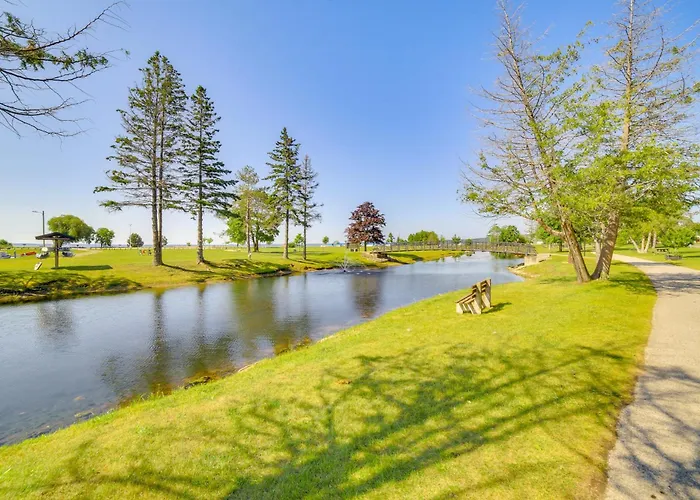 Heated Garage, Walk To Waterfront: Michigan Escape