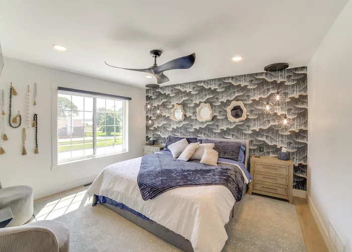 Heated Garage, Walk To Waterfront: Michigan Escape
