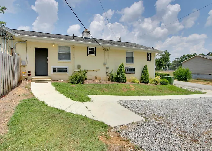 Greenwood Apt: 2 Mi To Self Regional Med Center!