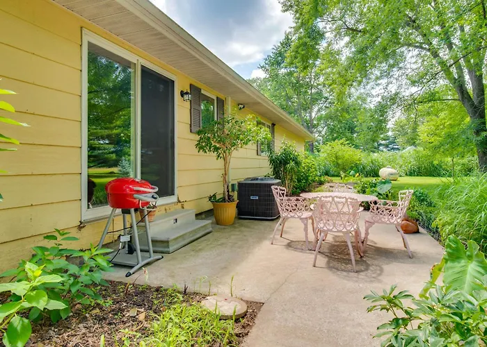 9 Mi To Downtown Rushville: Cozy Getaway W/ Grill