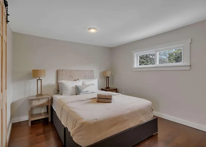 Charming Family Saratoga Home Walk To Track & Downtown