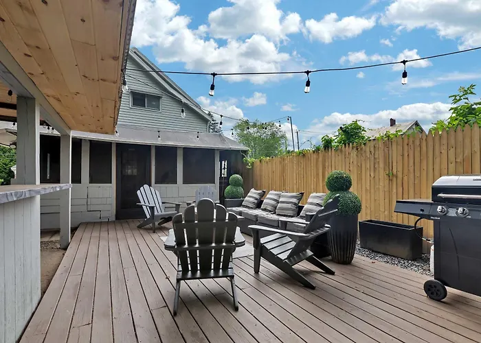 Charming Family Saratoga Home Walk To Track & Downtown