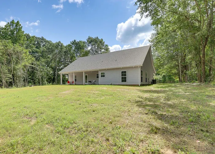 11 Mi To Troy University: Family Home W/ Yard
