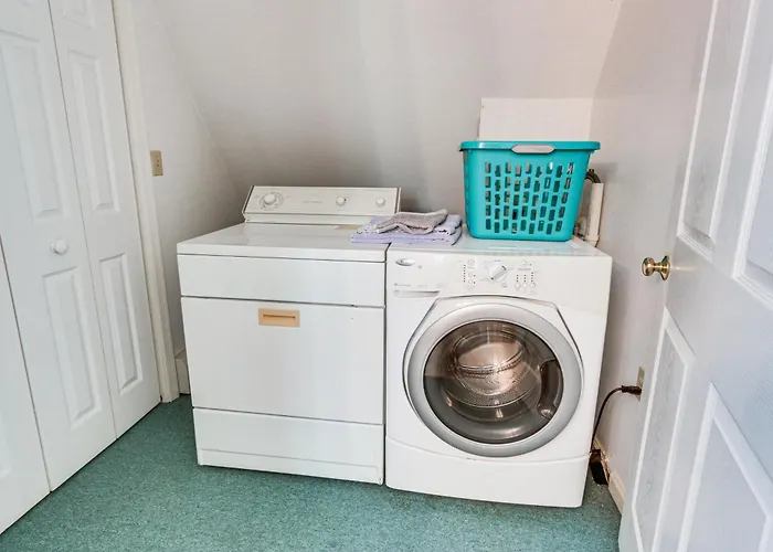 Walk To Town: Charming Unit W/ Balcony In Bedford!