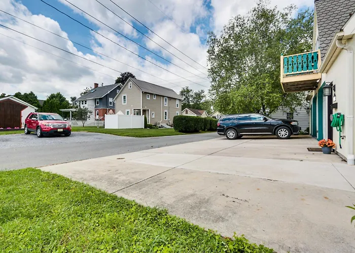 Walk To Town: Charming Unit W/ Balcony In Bedford!
