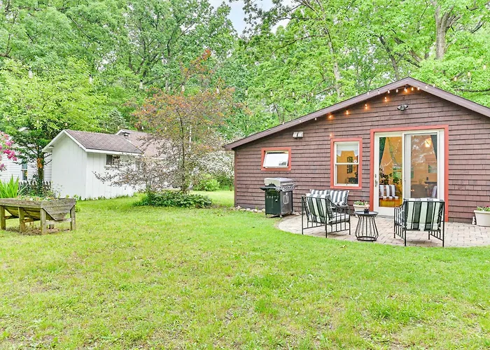 Walk To Kelsey Lake: Cassopolis Home W/ Yard!
