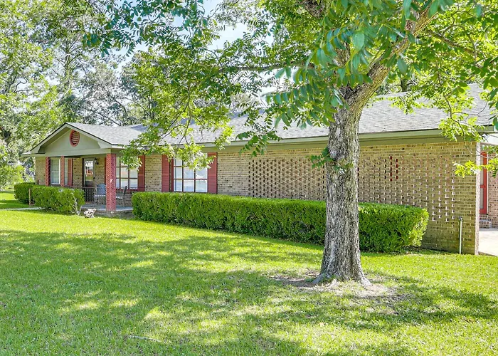 1 Mi To Dtwn Waycross: Home W/ Furnished Porch
