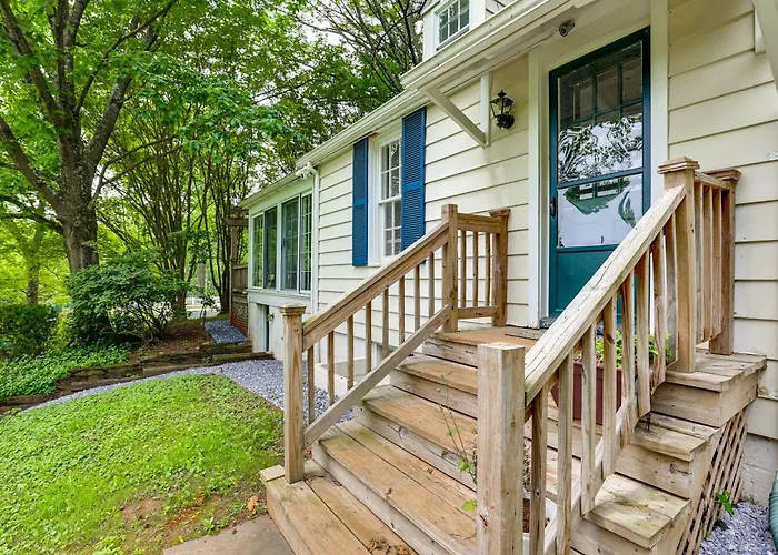 Near Shops & Parks: Dog-Friendly Maryland Gem