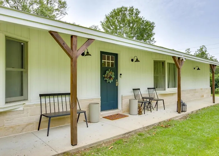 7 Mi To Tennessee River: Home W/ Patio In Florence