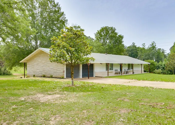 7 Mi To Tennessee River: Home W/ Patio In Florence