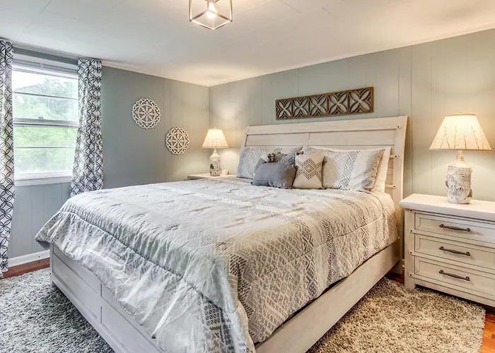 Vintage Farm Cottage Near Hikes & Pigeon River