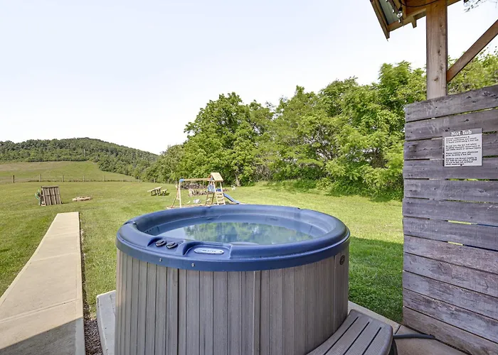 Near Dtwn Somerset: Tranquil Getaway W/ Fire Pit