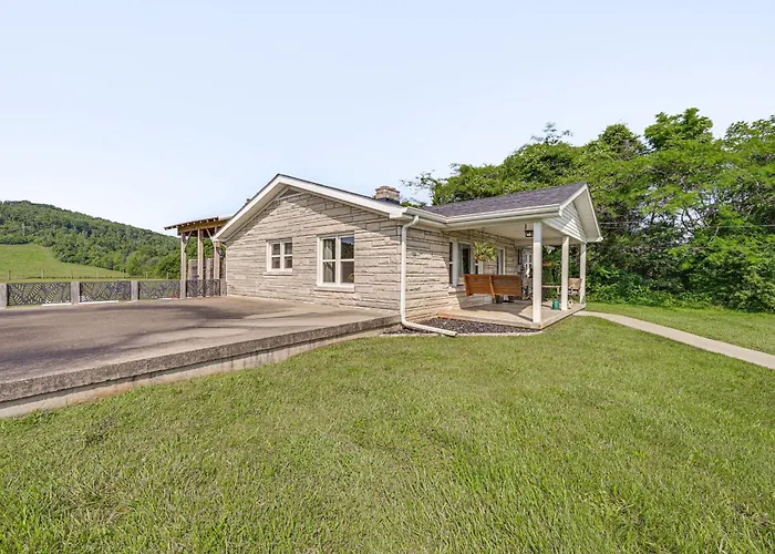 Near Dtwn Somerset: Tranquil Getaway W/ Fire Pit