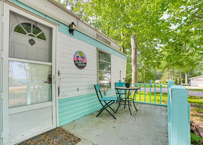 12 Mi To Skiing: Manistee Lake Cottage W/ Fire Pit