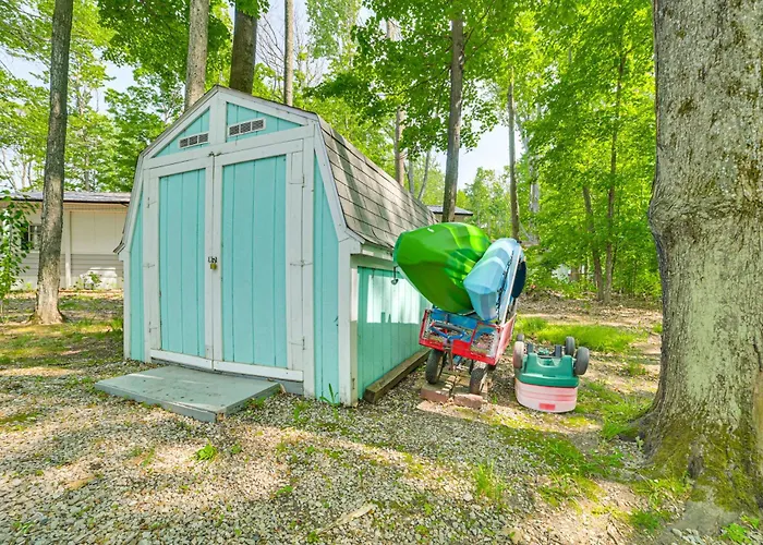 12 Mi To Skiing: Manistee Lake Cottage W/ Fire Pit