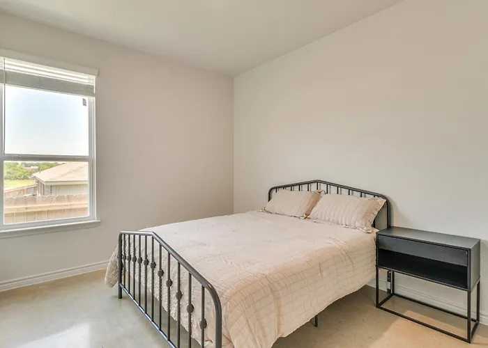 2 Mi To Dtwn Dining! Pet-Friendly Temple Townhome