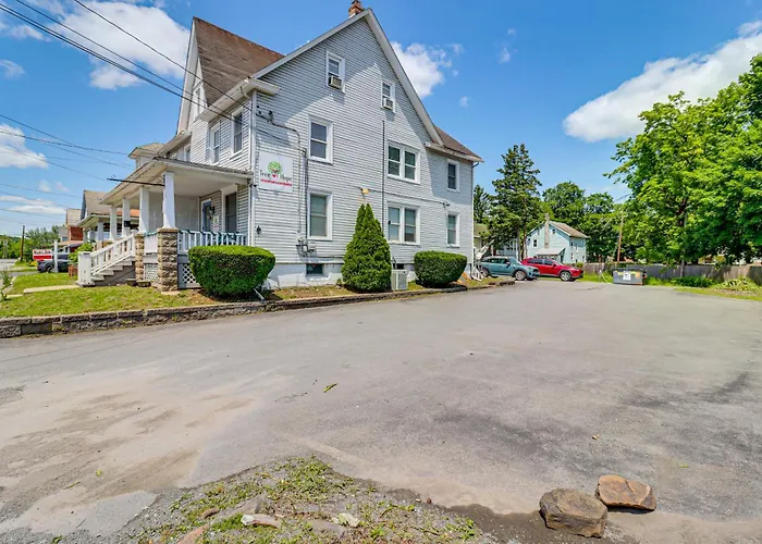 Walk To Main St Stroudsburg! Pocono Townhome