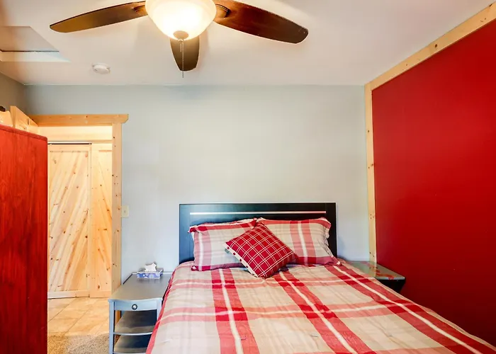 Lakefront Family Cabin W/ Views In Medford
