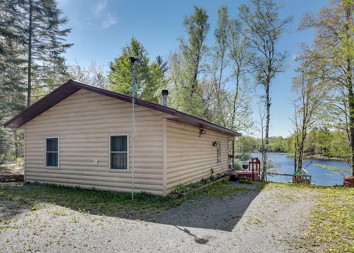 Lakefront Family Cabin W/ Views In Medford