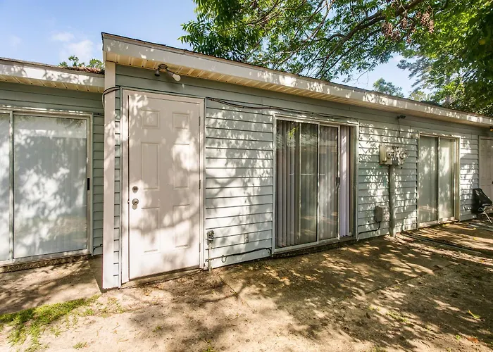 9 Mi To Moody Afb: Newly Updated Condo Near Dining