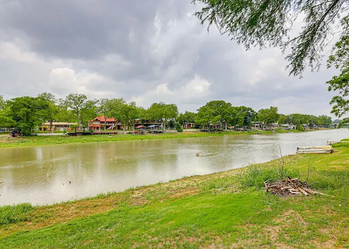 Waterfront Seguin Lake House Near Downtown
