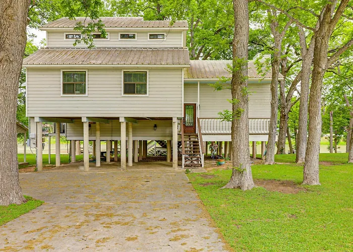 Waterfront Seguin Lake House Near Downtown