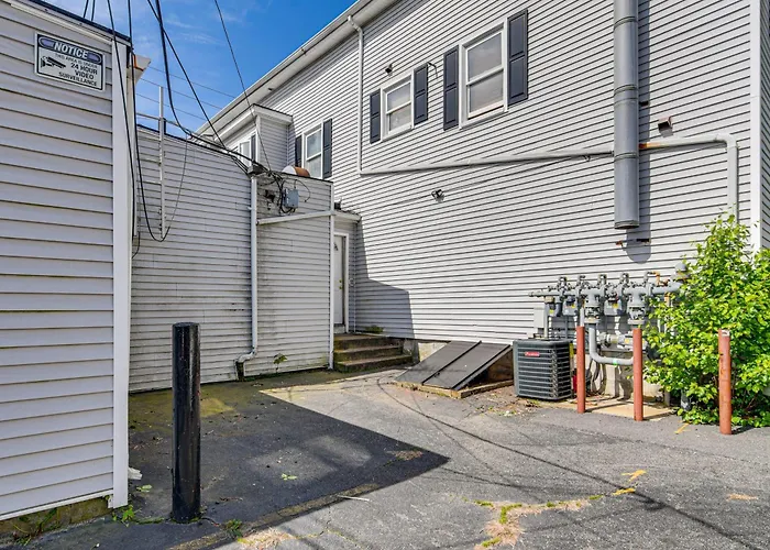 Walkable Fall River Apt: Cozy Winter Getaway!