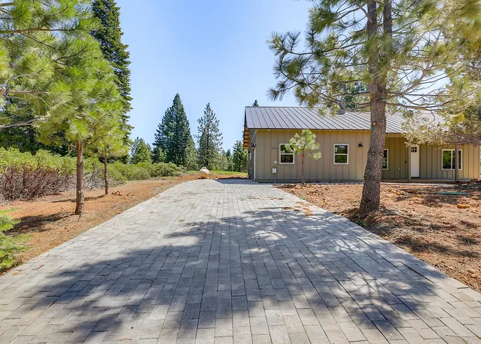 2 Mi To Lake Almanor: Home W/ Golf Course Views!