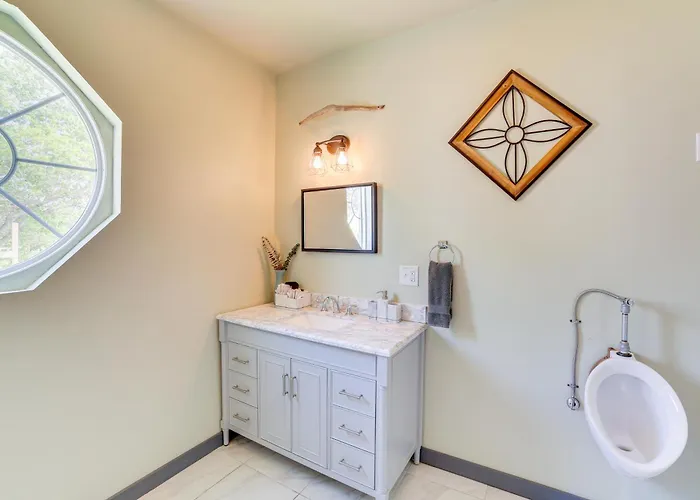 Lake Taneycomo Views: Family-Friendly Cabin!