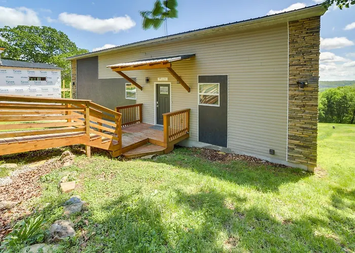 Lake Taneycomo Views: Family-Friendly Cabin!
