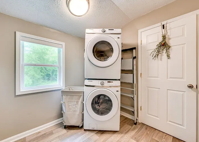 Walk To Dtwn Greensburg: Charming Unit W/ Deck!