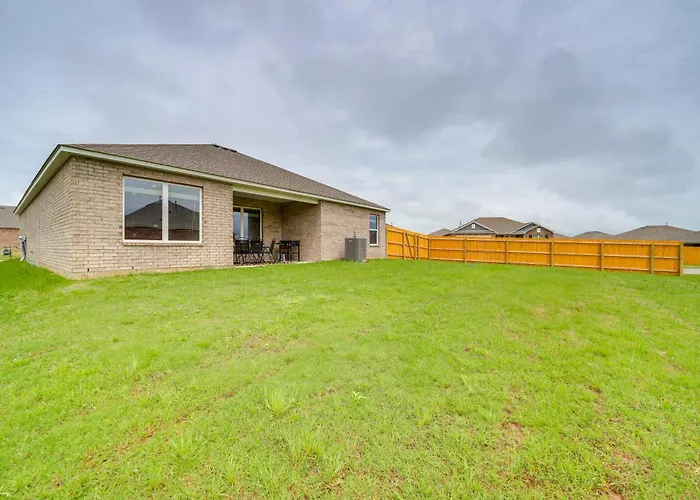 Family Home W/ Large Yard & Patio In Broken Arrow!