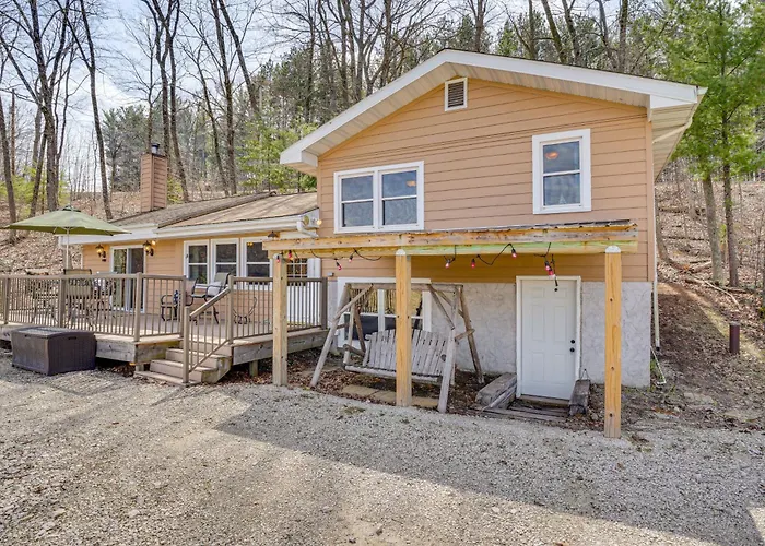Near Hiking: Lakefront Getaway In Campbellsport!