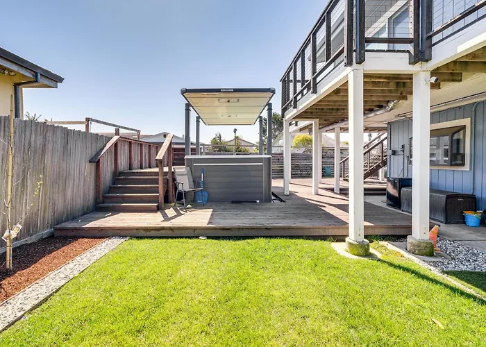 Walk To Poplar Beach: Cozy Coastal Getaway W/ Yard