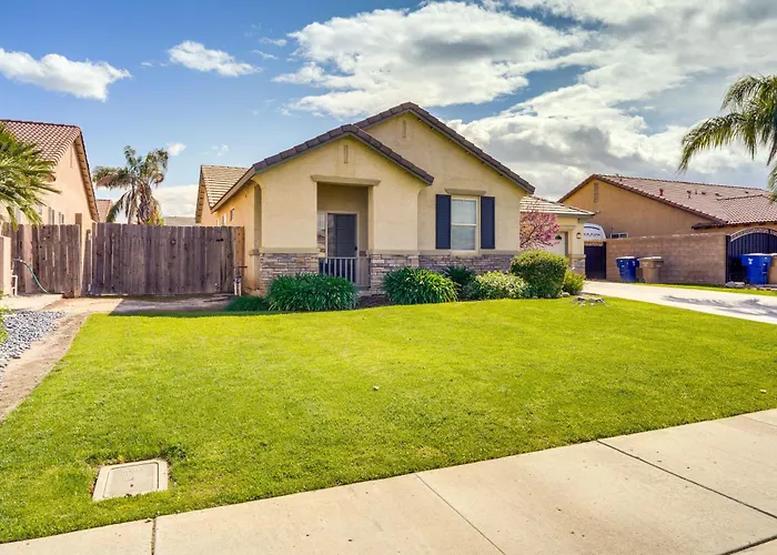 8 Mi To Beach Park: Bakersfield Gem W/ Yard!