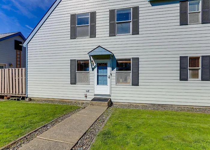 Hot Tub & Decks: Central Hood River Townhome!