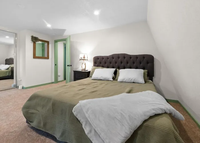 Midnight Pines Cabin - Cozy Get-Away Near Slopes!